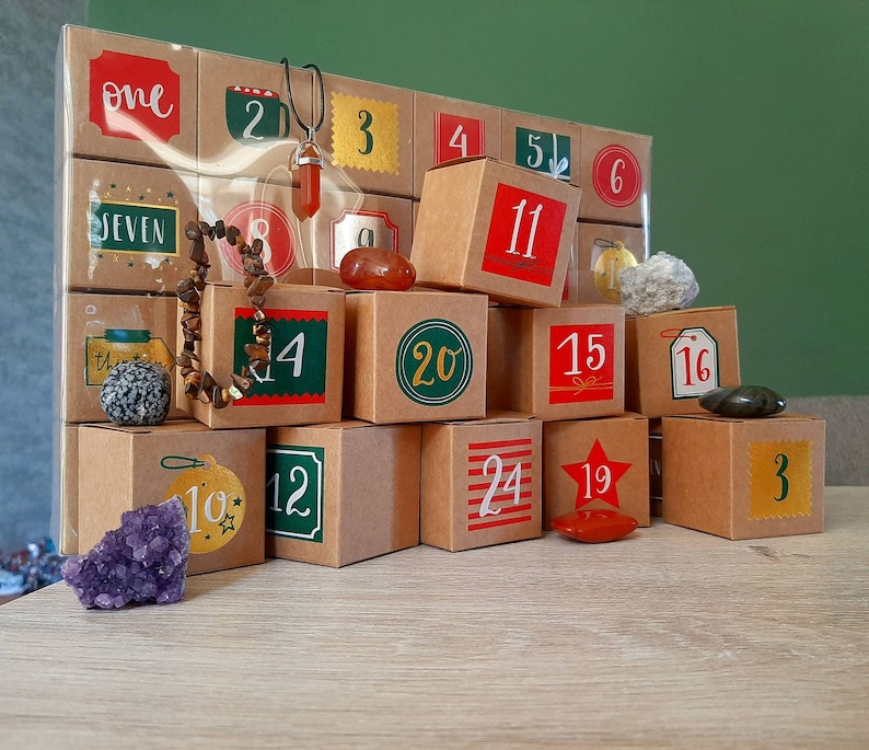 Edelstenen adventskalender van Jume Crystals met genummerde cadeauverpakkingen