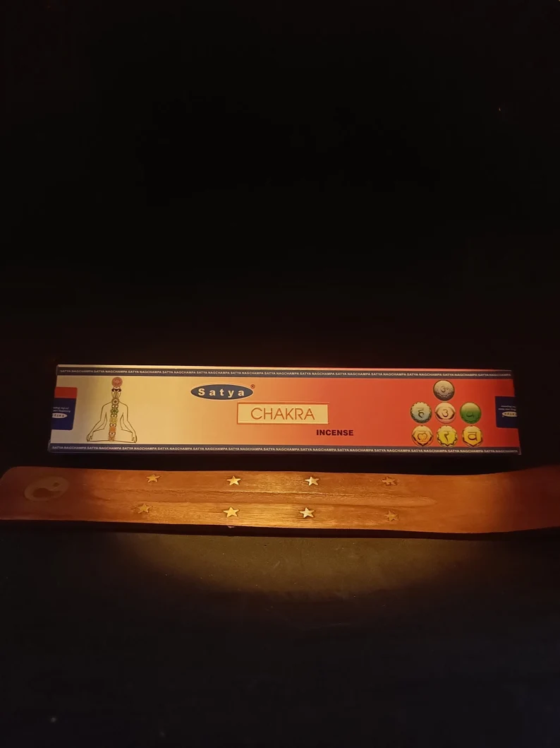 Satya Chakra-wierook met een houten wierookhouder